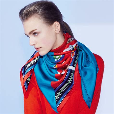 come indossare un foulard hermes|Foulard Hermès: i prezzi e come indossarli .